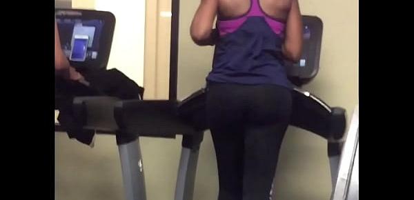 vouyer big booty at the gym jiggling on treadmill candid footage of bubble butt
